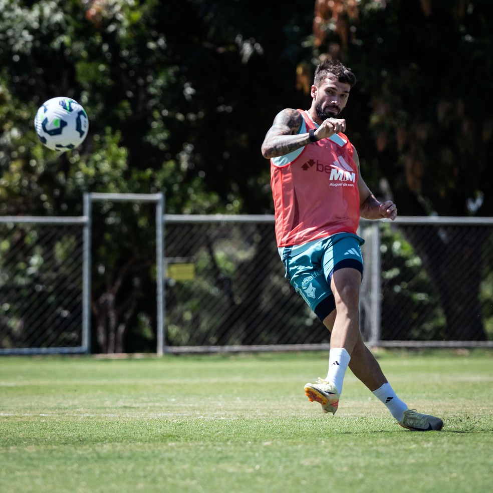 Lautaro Díaz treina com bola na Toca da Raposa — Foto: Gustavo Aleixo/Cruzeiro