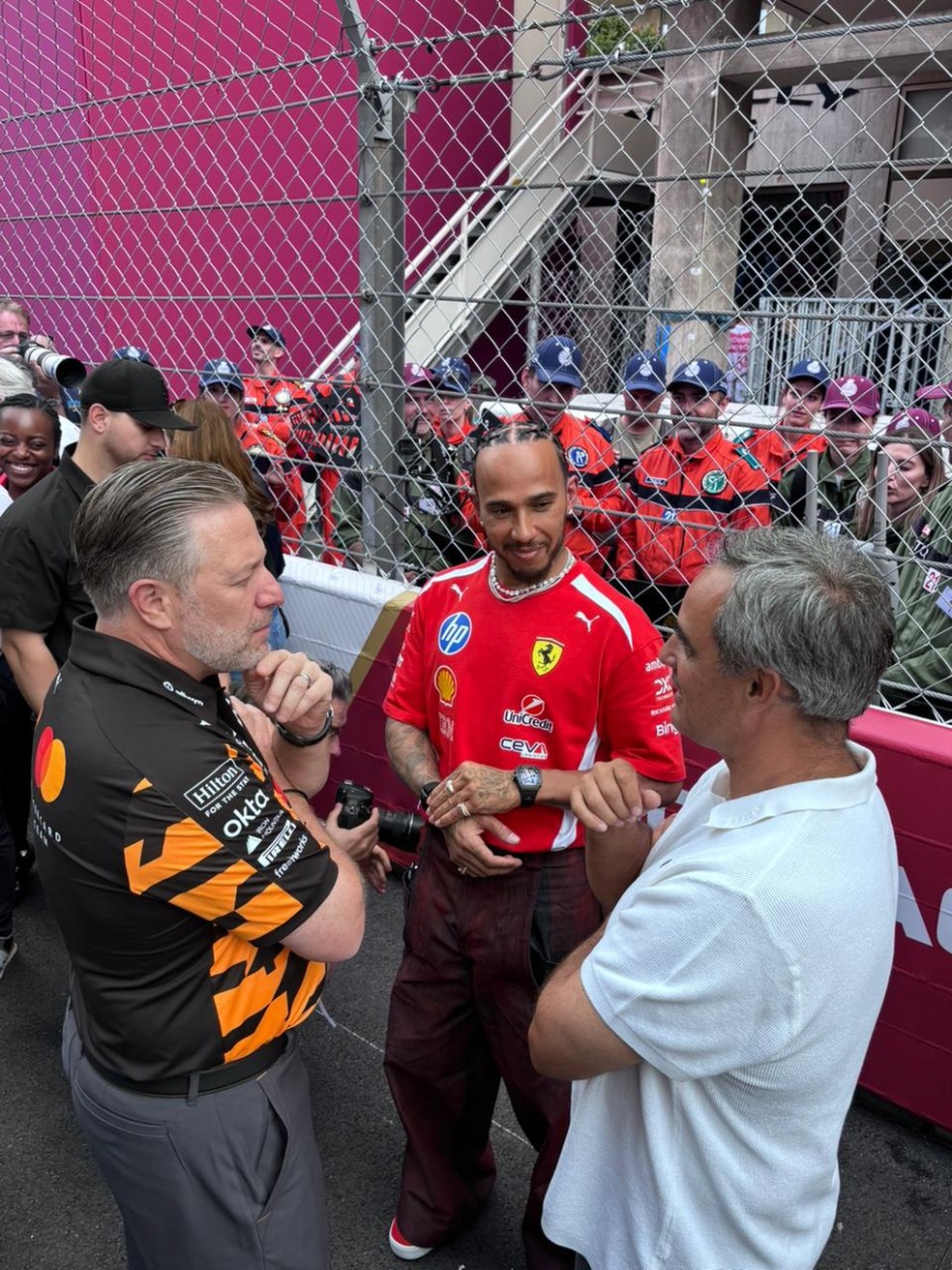 Lewis Hamilton em evento durante a semana do GP de Mônaco 2026