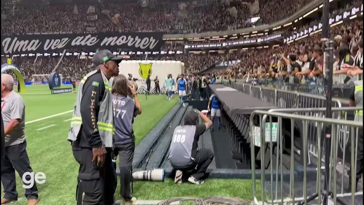 Atlético-MG x Cruzeiro: Gabigol responde torcida rival com gesto provocativo durante jogo.