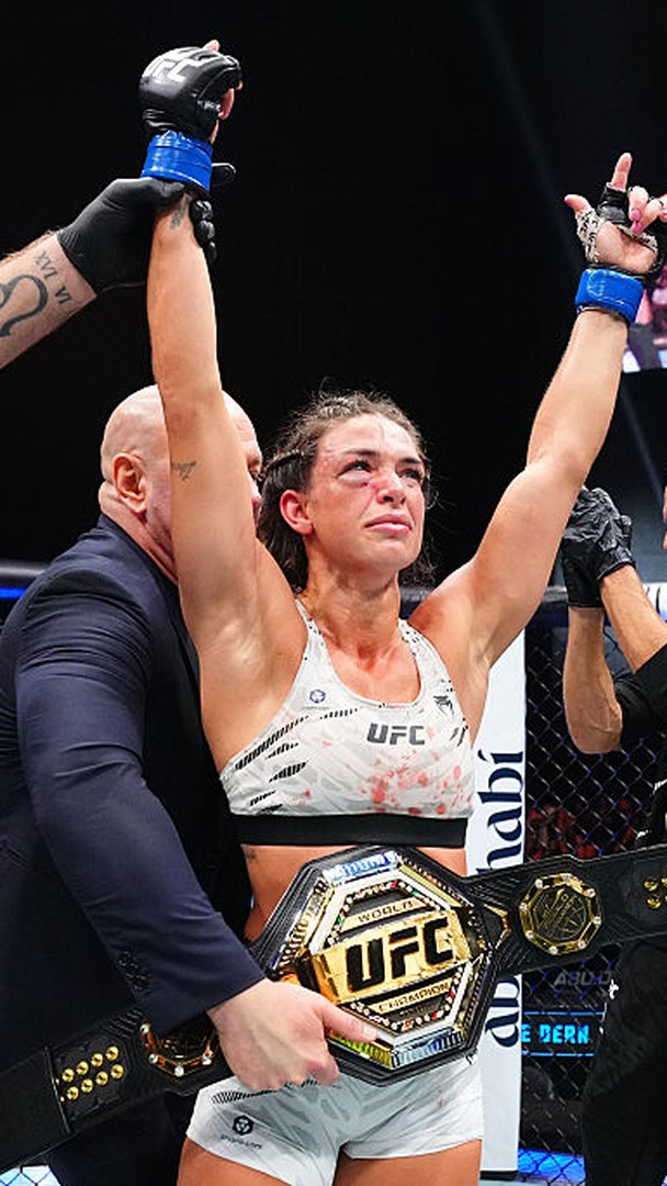 Joanna Jedrzejczyk supera lesão no pé no round final e vence