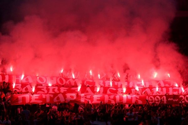 Muita festa da torcida e sinalizadores no gramado: Partizan vence Estrela  Vermelha e vai à final da Copa da Sérvia, futebol internacional