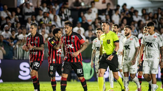 Jogadores do Vitória contra o Santos