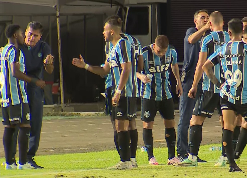 Amuzu, Quinteros e Braithwaite em conversa durante jogo contra o São Raimundo-RR