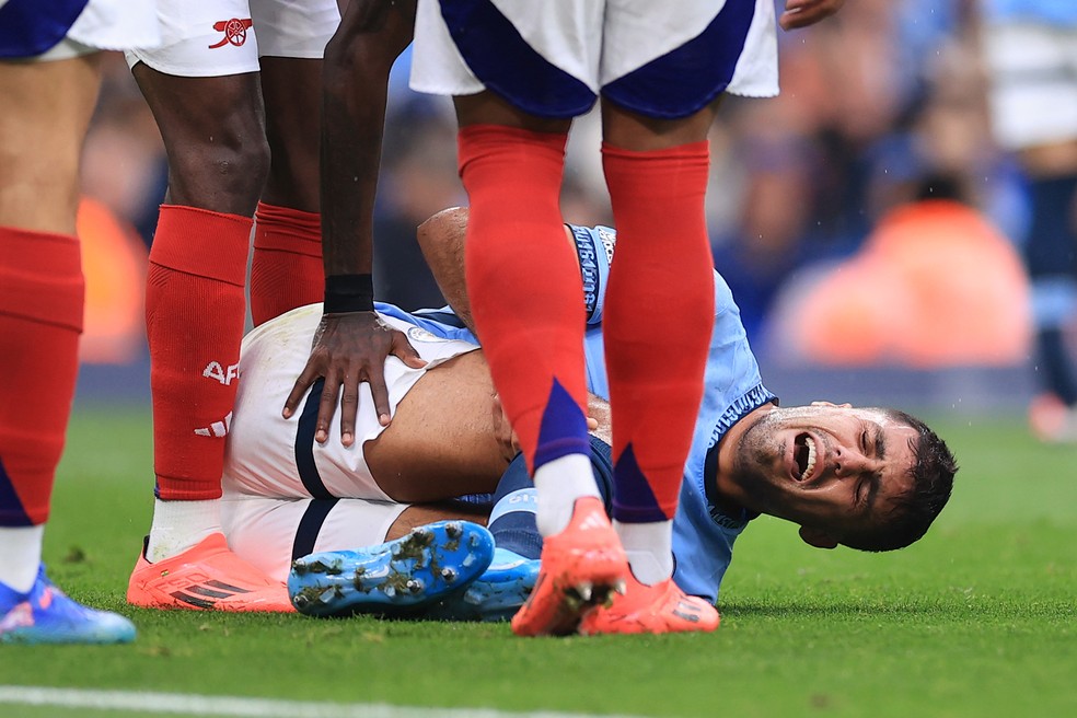Rodri sofreu lesão no joelho direito durante o jogo do Manchester City contra o Arsenal — Foto: Getty Images