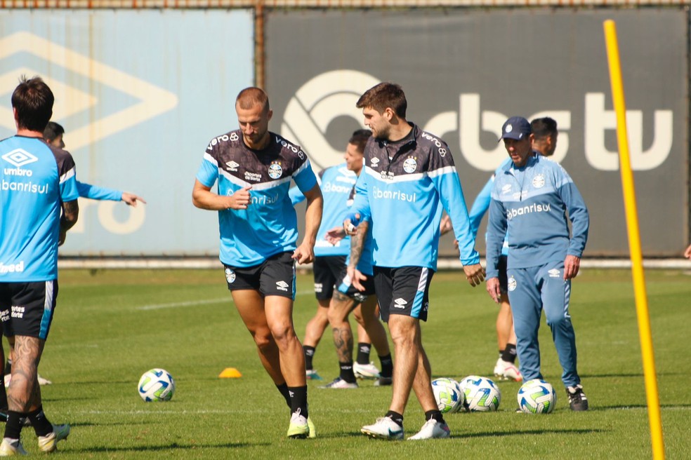 Rodrigo Ely e Kannemann em treino do Grêmio — Foto: João Victor Teixeira