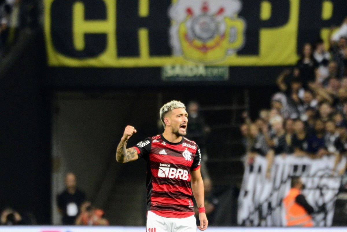 Du Queiroz com o domínio da bola em jogo contra o Flamengo