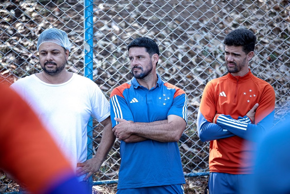 Ex-volante Fabrício (centro) chegou para trabalhar na base do Cruzeiro no segundo semestre do ano passado
