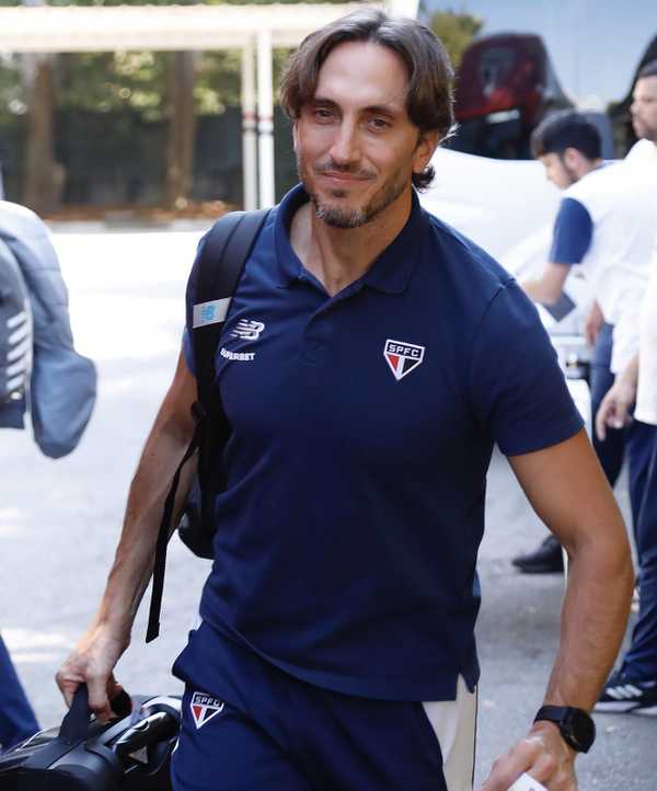 São Paulo finaliza preparação e viaja ao Chile para confronto na Libertadores.