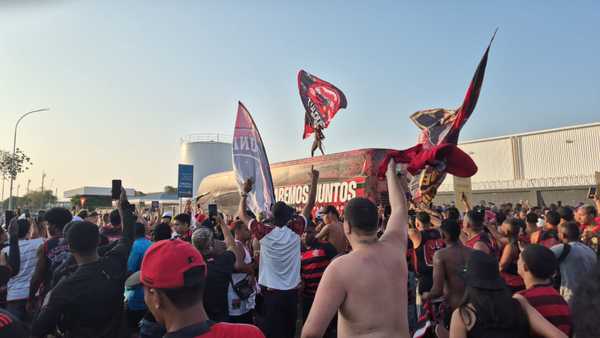 Torcedores promovem AeroFla no embarque do Flamengo para duelo contra o Peñarol.