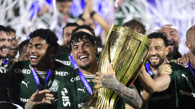 Gustavo Gomez com a taça do Campeonato Paulista, vencido pelo Palmeiras