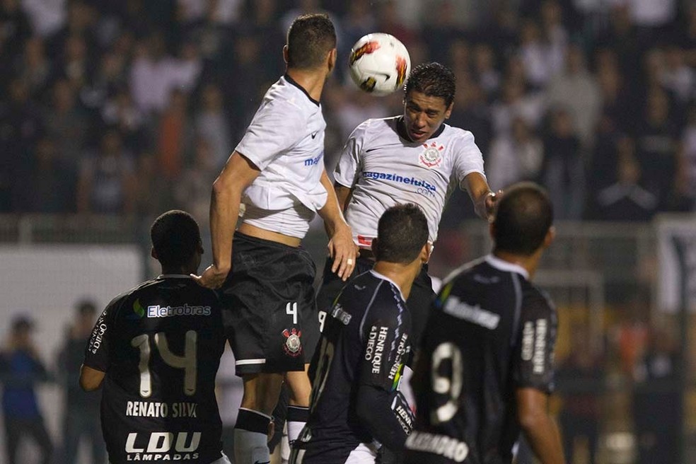 Momento em que Paulinho acerta a cabeçada do gol da vitória do Corinthians sobre o Vasco, em 2012 — Foto: Daniel Augusto Jr/Ag.Corinthians