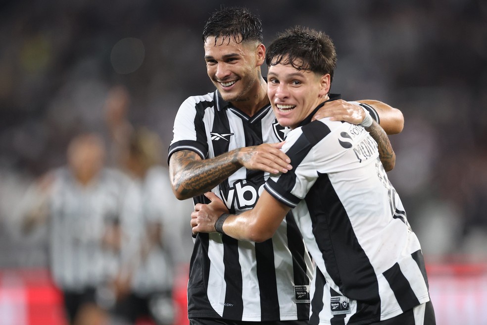 Montoro comemora com Mateo Ponte seu gol contra o Volta Redonda — Foto: Vítor Silva/Botafogo
