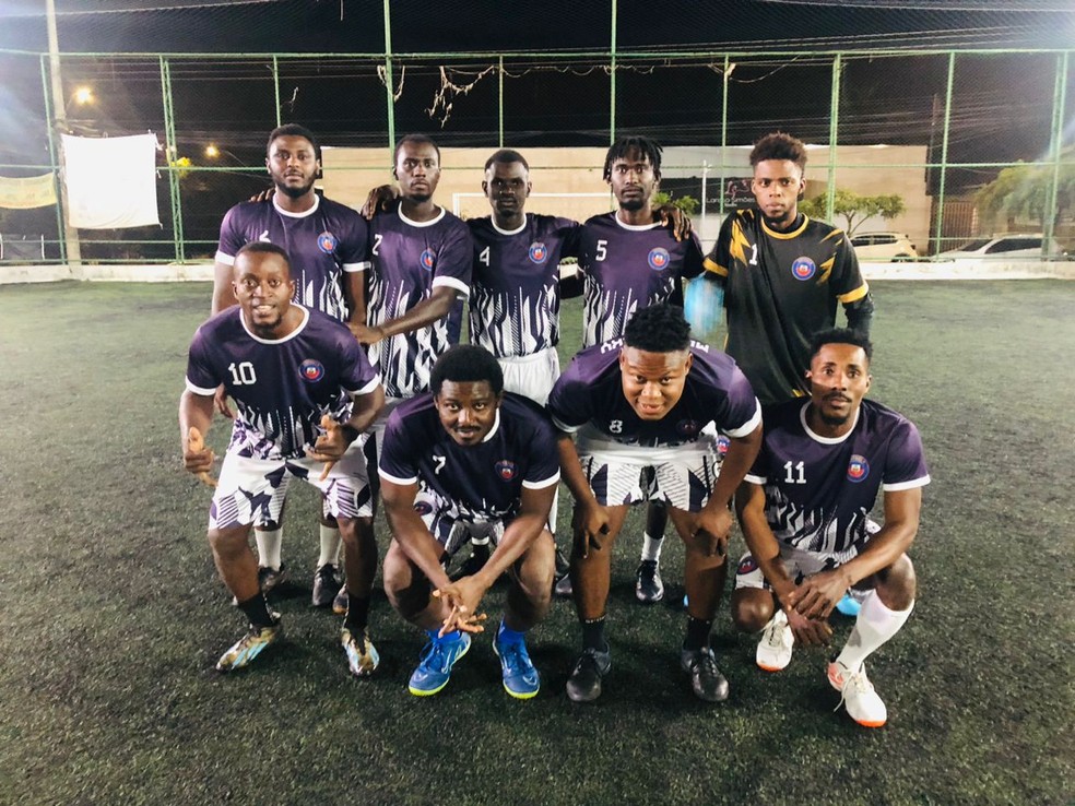 Haitianos se reuniram para assistir à Copa em barbearia em Uberlândia