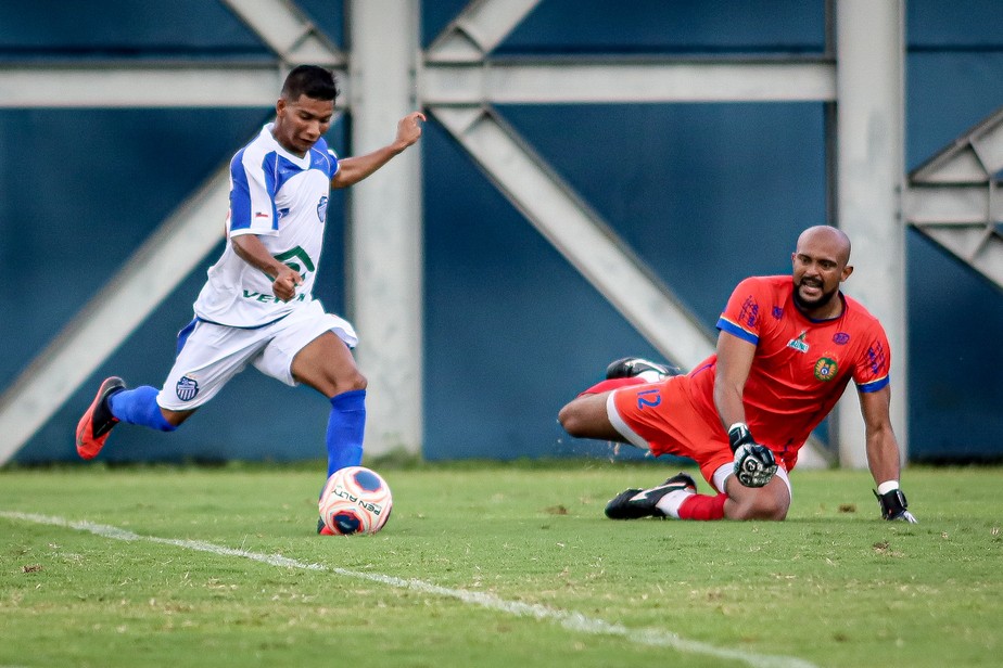 Repor a bola em jogo como goleiro