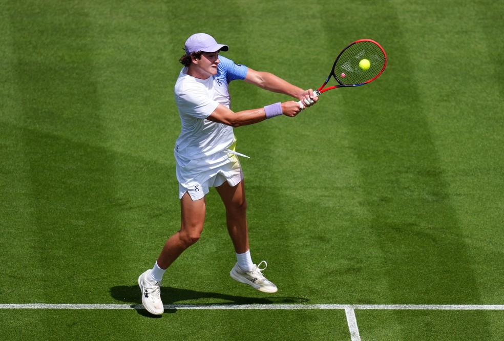 João Fonseca em ação contra Zizou Bergs no ATP 250 de Eastbourne — Foto: John Walton/PA Images