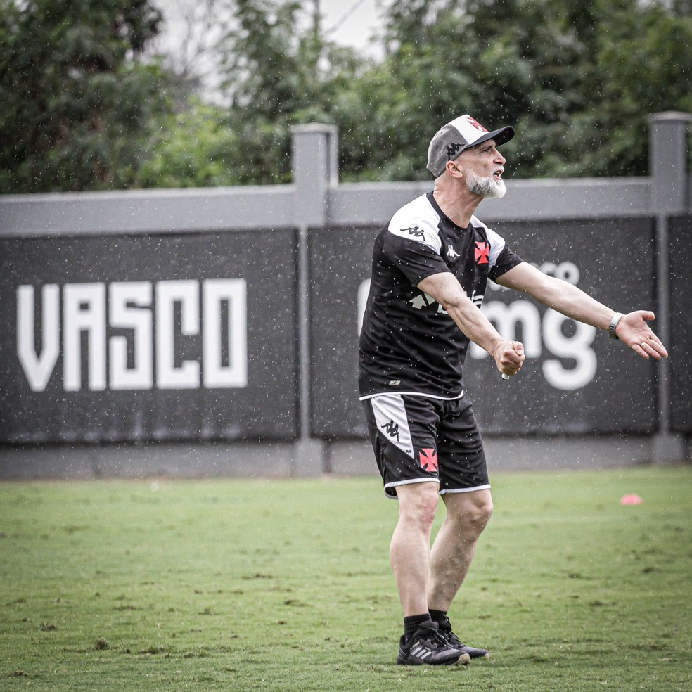 Álvaro Pacheco comanda treino do Vasco — Foto: Matheus Lima / CRVG