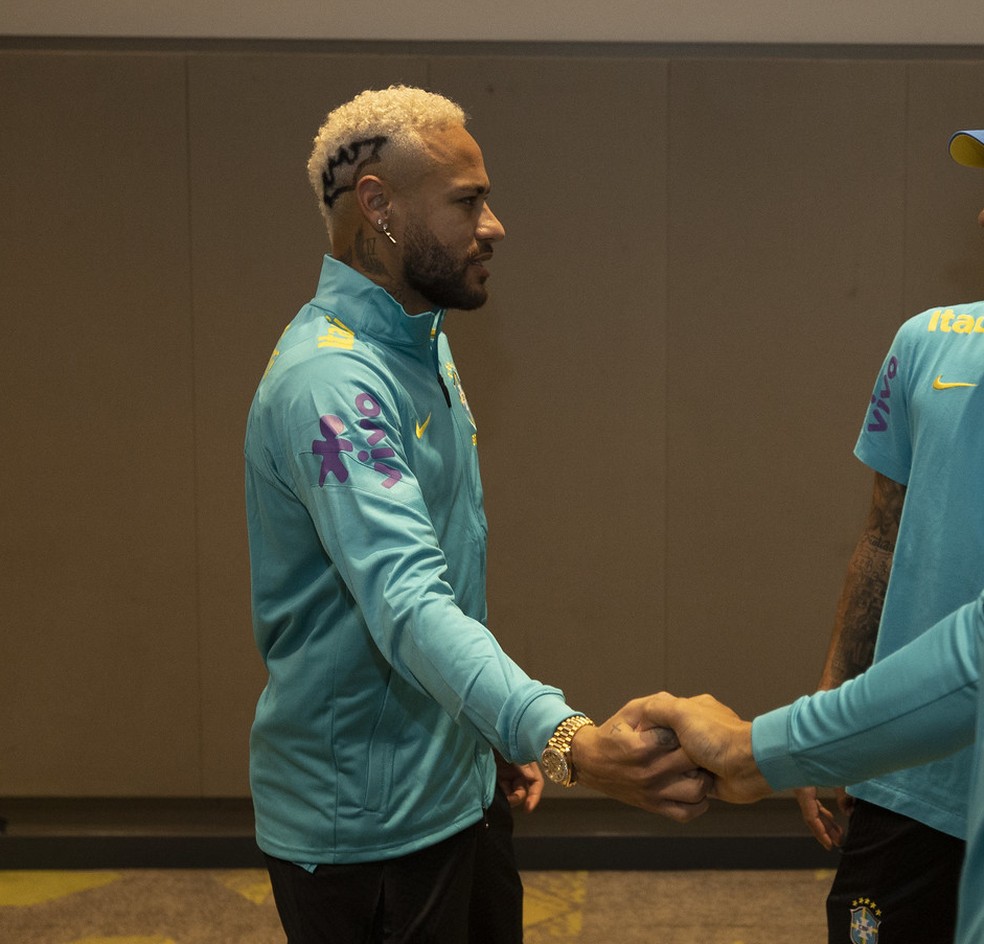 neymar-mostra-novo-penteado-durante-treino-da-selecao-em-londres-1342709816528_615x470.jpg