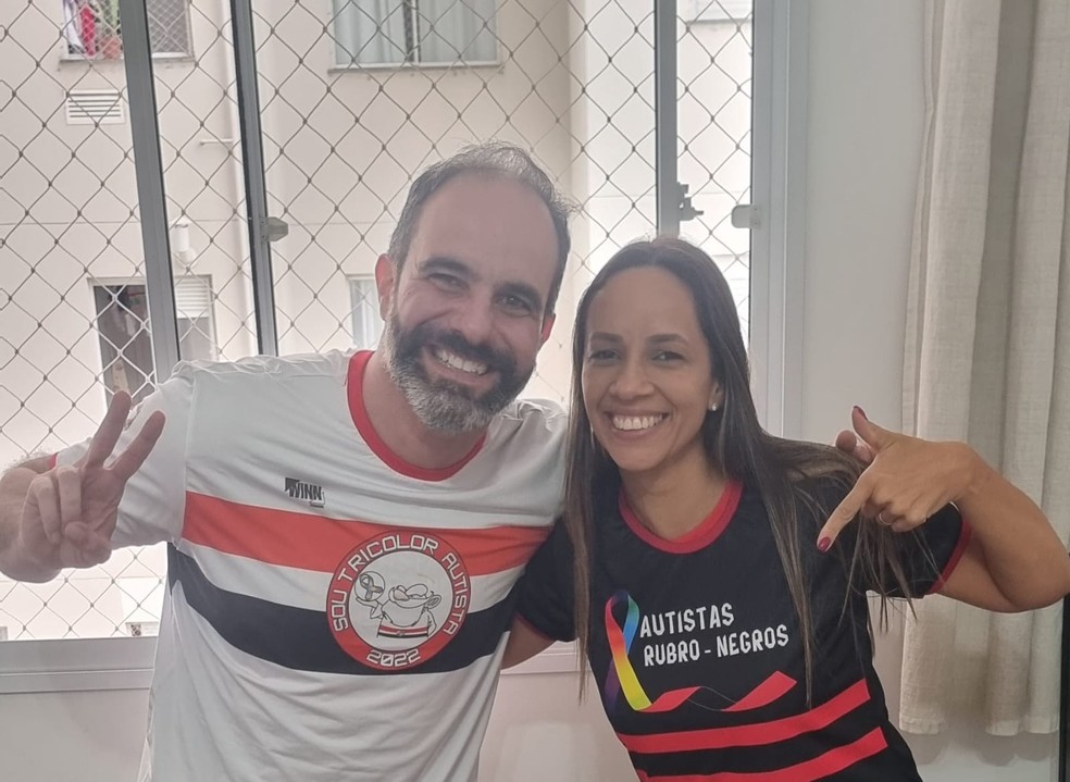 Rôsangela vestiu a camisa da Autistas Rubro-Negros, e Marcos Felipe, a do Sou Tricolor Autista — Foto: Arquivo Pessoal