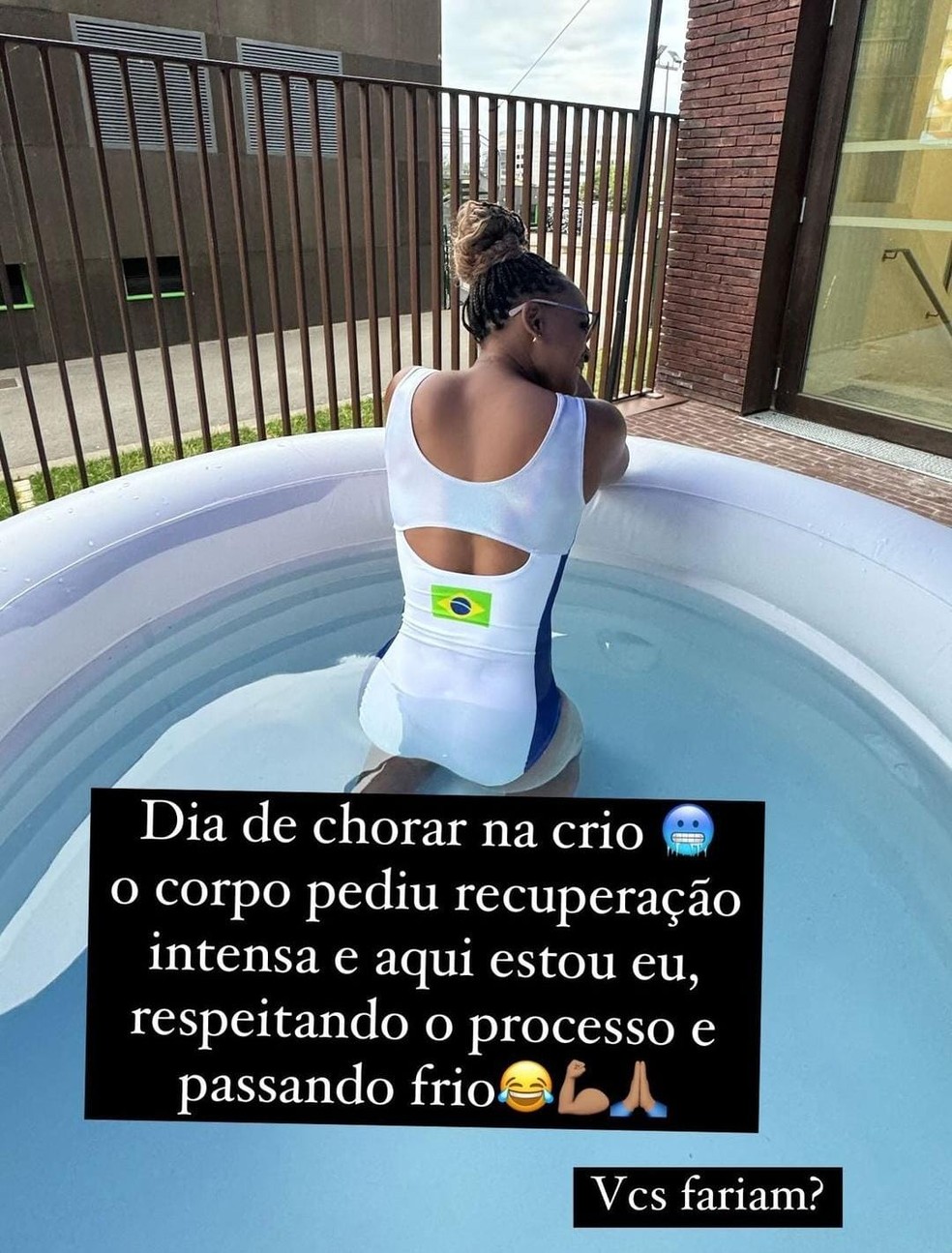 Rebeca Andrade na banheira de gelo — Foto: Reprodução