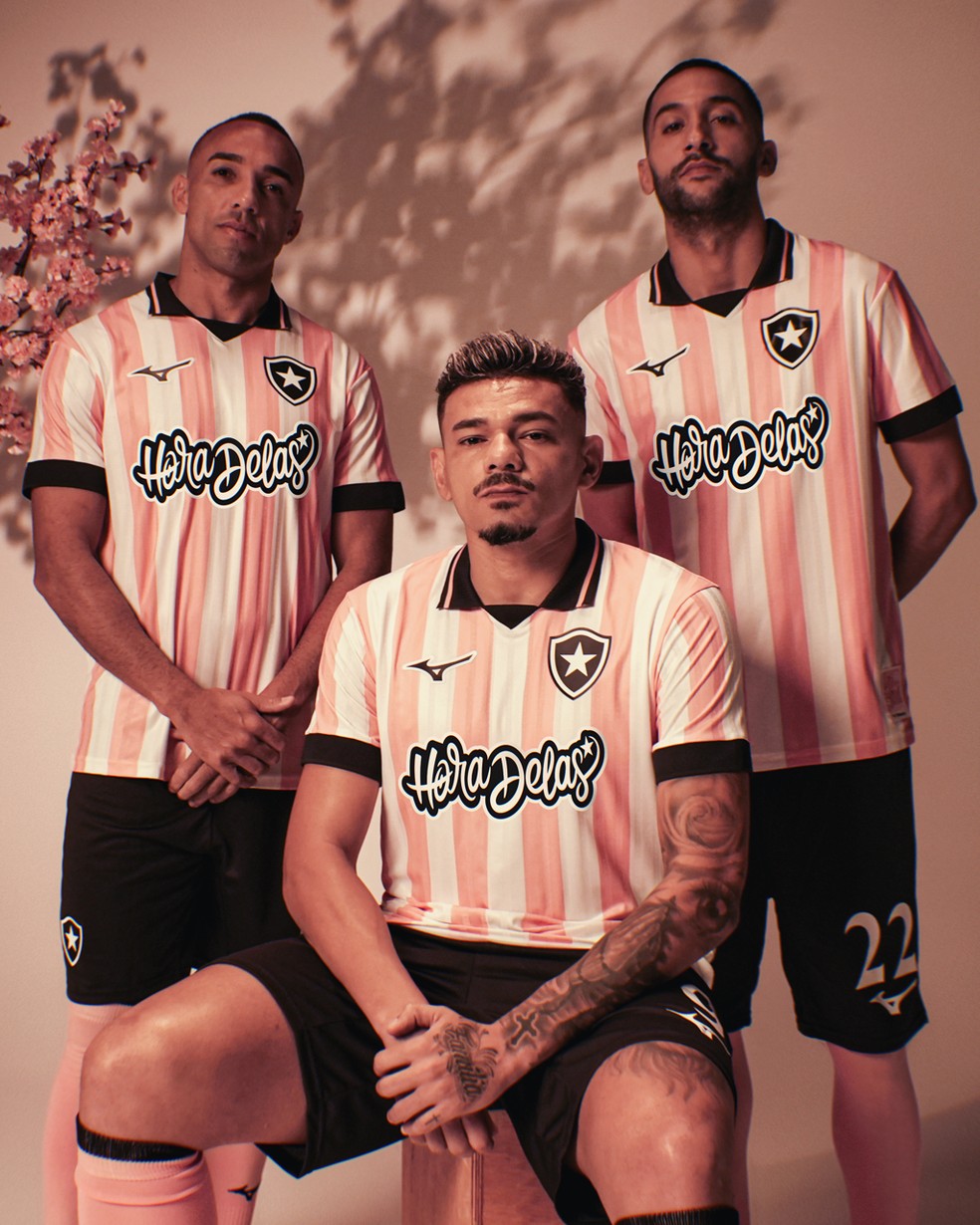 Jogadores posam com a nova quarta camisa do Glorioso - Divulgação