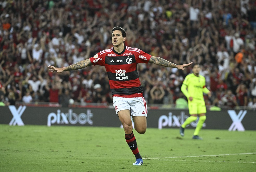 Pedro comemora gol contra o Palmeiras em 2023; ele foi titular em seis dos nove jogos contra os paulistas e soma seis gols — Foto: André Durão
