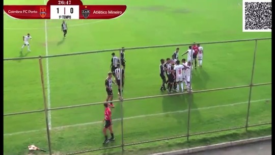 ▶️ Jogador acerta tapa no rosto de árbitra assistente; assista  - Confusão ocorreu durante jogo Coimbra x Atlético-MG
