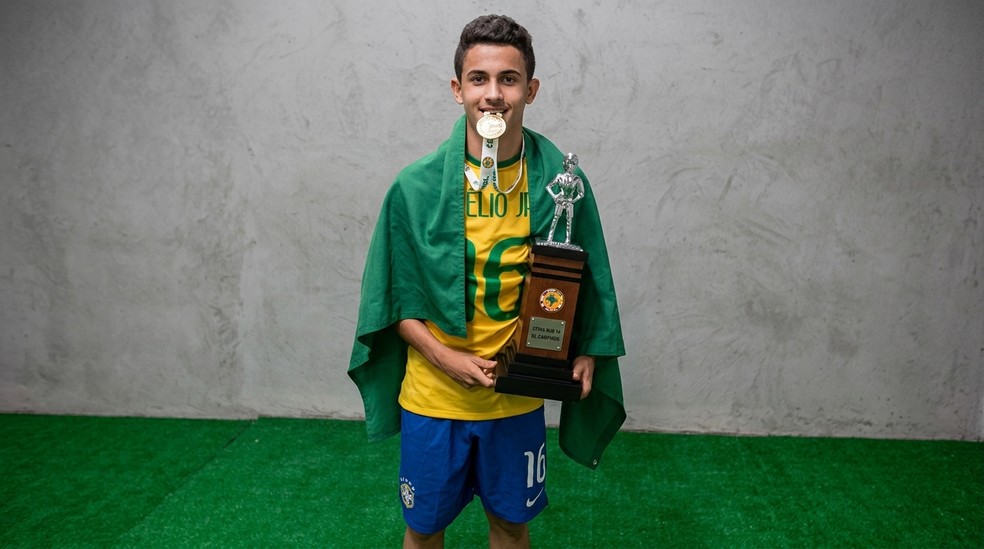 Helio Jr com medalha ganha pela Seleção — Foto: Divulgação/heliojr6