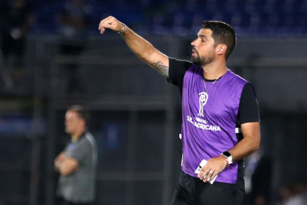 António Oliveira, técnico do Corinthians, em partida contra o Nacional-PAR — Foto: Christian Alvarenga/Getty Images