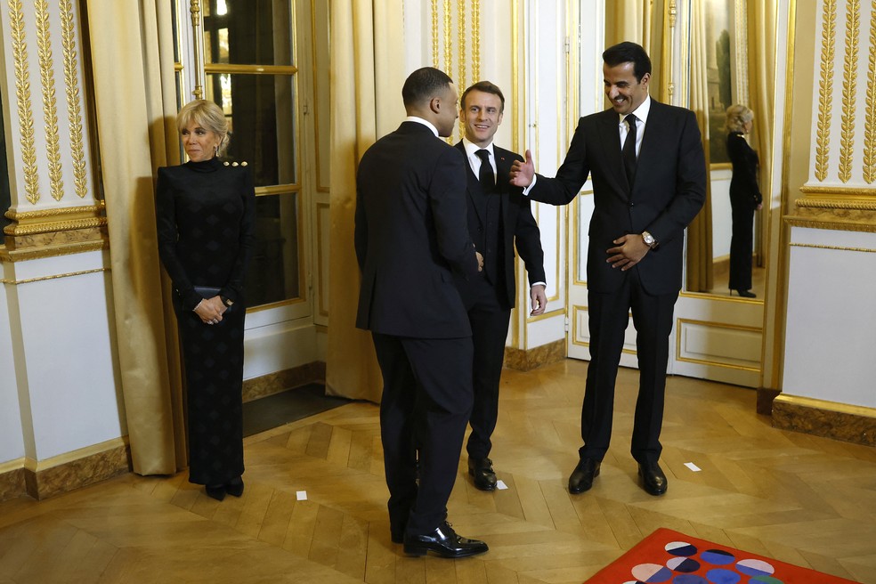 Mbappé cumprimenta Emmanuel Macron e Tamim bin Hamad al-Thani — Foto: AFP