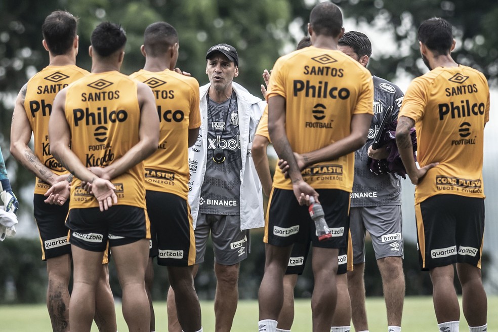 Com provável saída de Marcos Leonardo, Angulo deve ganhar chance no time  titular do Santos