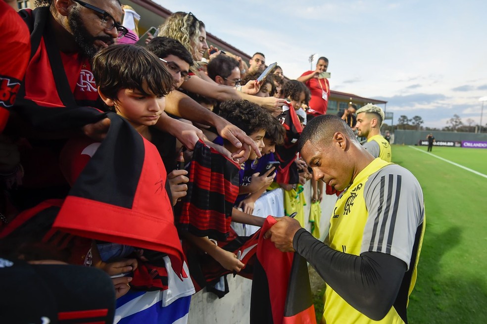 De la Cruz recebe carinho de torcedores do Flamengo nos Estados Unidos — Foto: Divulgação / Flamengo
