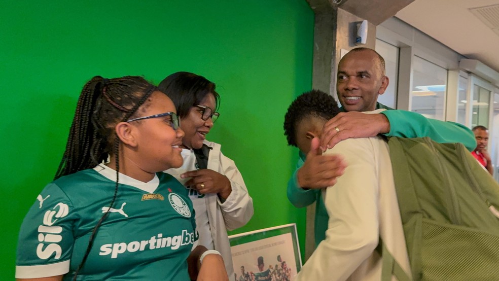 Estêvão reencontra família pela primeira vez após despedida no Allianz Parque — Foto: Camila Alves
