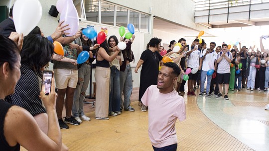 Com dancinha e homenagem, Gabrielzinho desfilapixbetbetcaminhão do CorpopixbetbetBombeiros