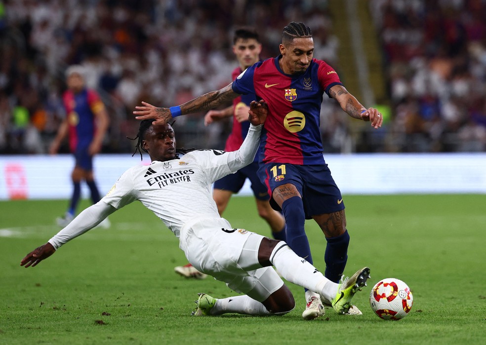 Raphinha dribla Camavinga na final da Supercopa da Espanha, entre Real Madrid e Barcelona — Foto: REUTERS/Pedro Nunes