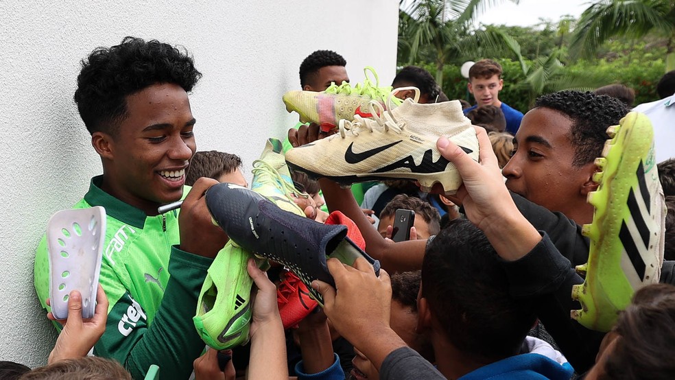 Endrick autografa chuteiras de crianças no CT da base do Palmeiras — Foto: Cesar Greco / Palmeiras