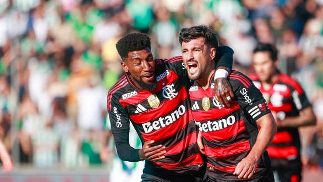 Emerson Royal abraça Arrascaeta, autor do primeiro gol do Flamengo contra o Juventude pelo Brasileirão 2025