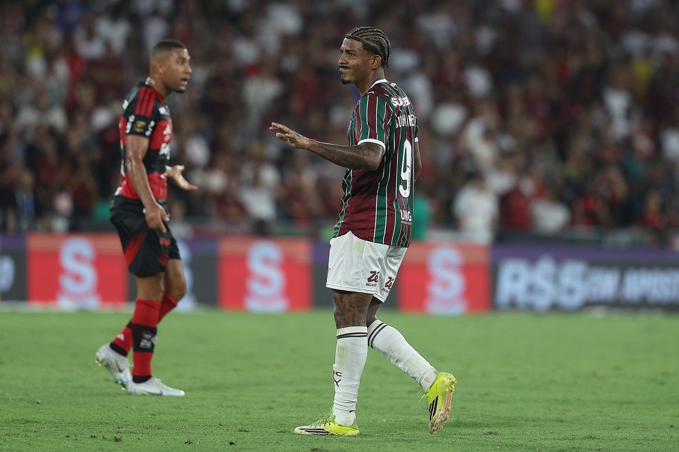 John Kennedy enfrenta jejum de gols com chegada de Castillo no Fluminense