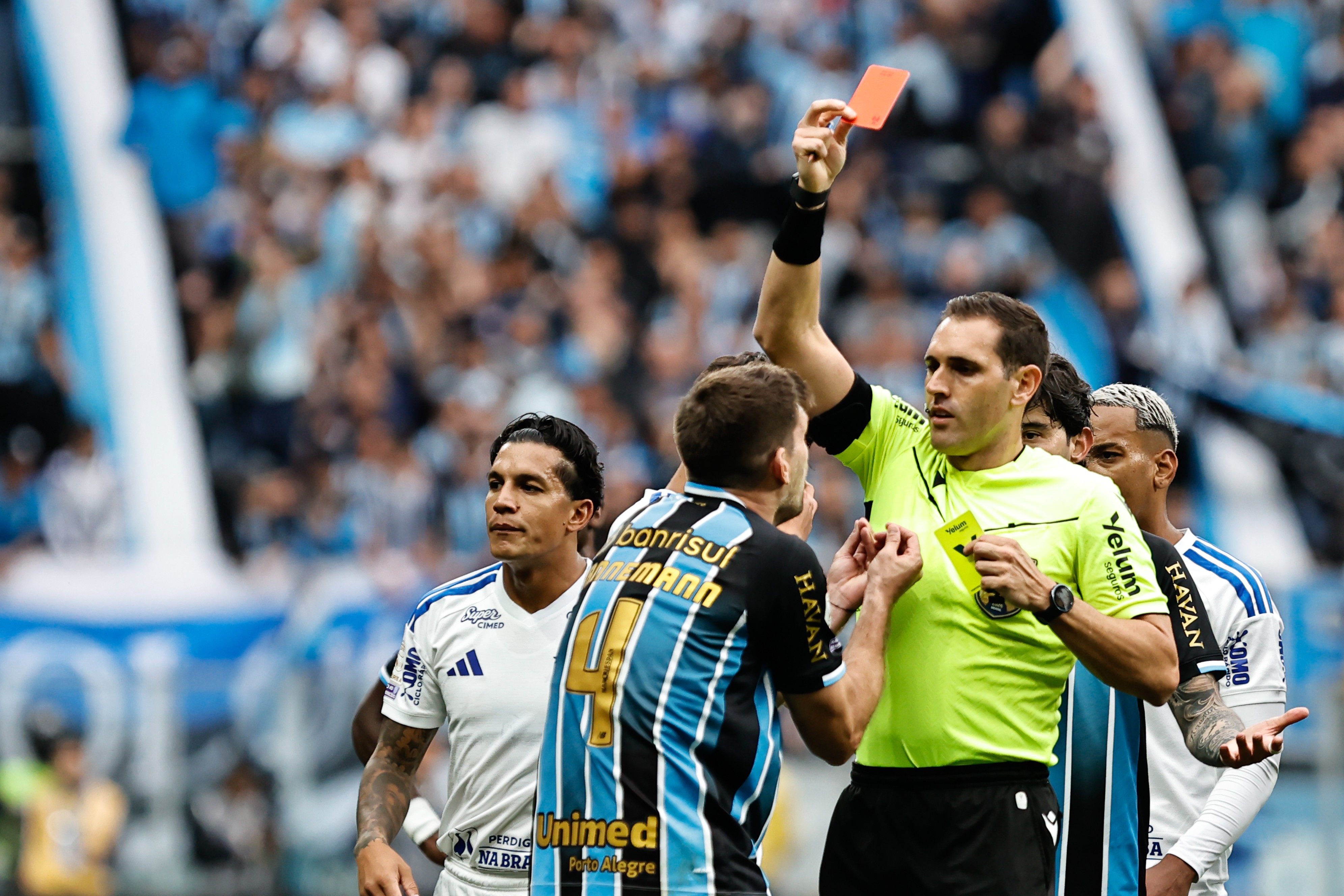Grêmio x Cruzeiro: Kannemann é expulso por fazer gesto de roubo; veja