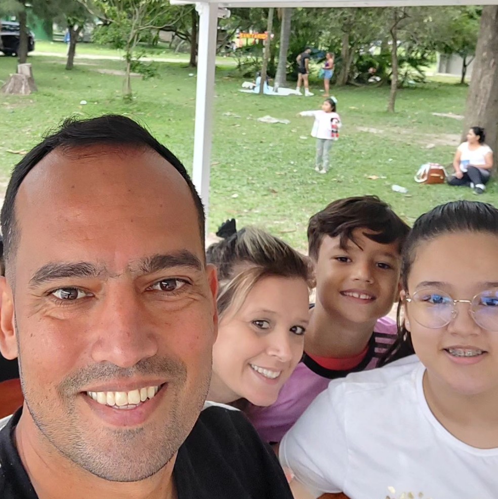 Roger é casado com Alyne e o papai da Lara, de 11 anos, e do Lorenzo, de 9 — Foto: Reprodução
