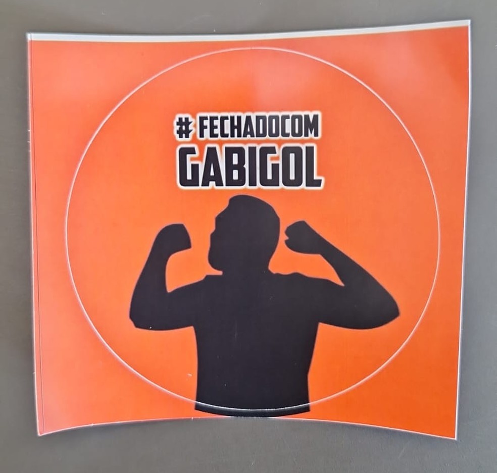 Adesivos de apoio a Gabigol são distribuídos em Nova Iguaçu x Flamengo — Foto: Divulgação