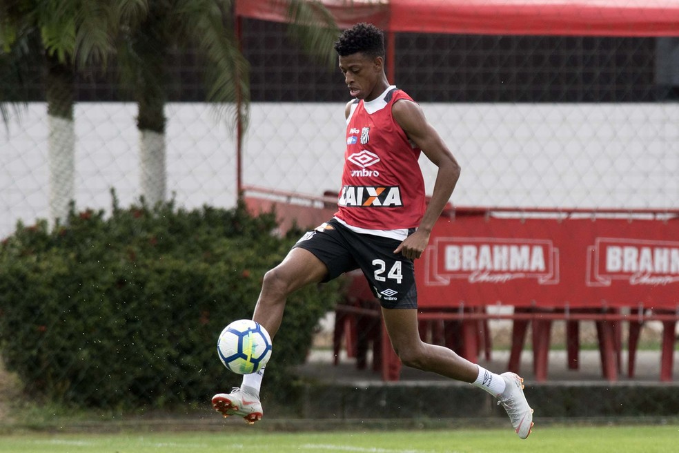 De óculos, Bruno Henrique vai a campo em treino do Santos após grave lesão  no olho, santos