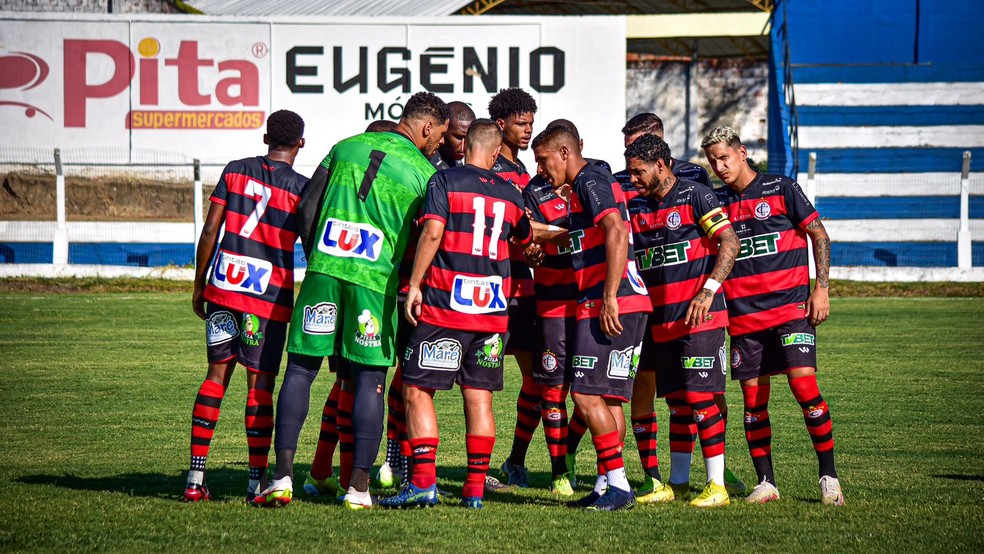 Campinense em campo contra o Maguary-PE — Foto: Estefinho Francelino / Campinense