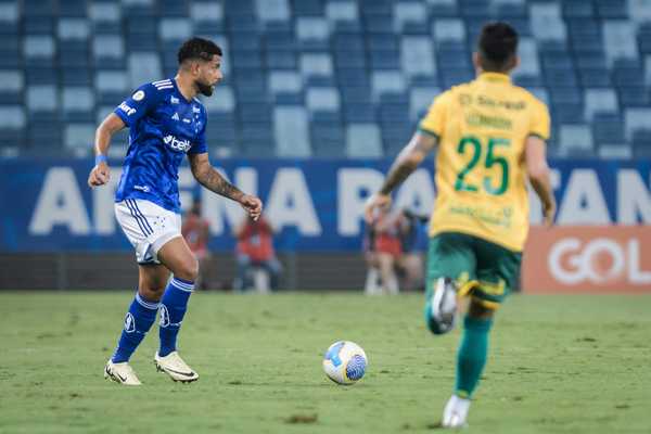 Zagueiro do Flamengo é liberado após absolvição por ato hostil no Cruzeiro.