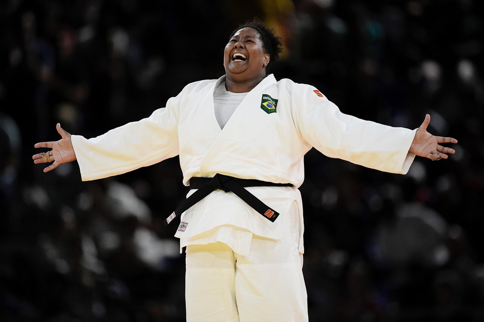 Beatriz Sousa comemora medalha de ouro nas Olimpíadas — Foto: Alexandre Loureiro/COB
