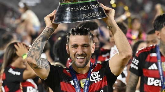 Arrascaeta celebra temporada e revela bronca de Filipe Luís: "C*, Arrasca, pressiona os caras"