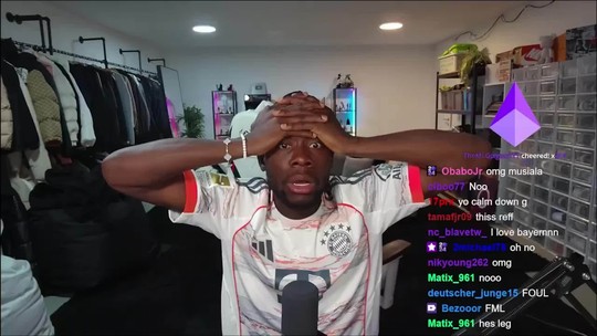 Alphonso Davies, do Bayern, se emociona com lesão de Musiala em live: "Por favor, não" - Jogador canadense também sofreu lesão grave e está fora da temporada