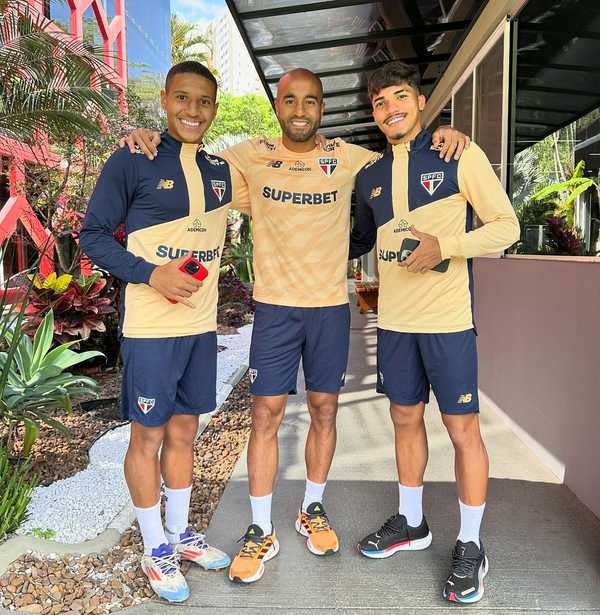 Lucas elogia jovens talentos de Cotia em entrevista pós-vitória do São Paulo.