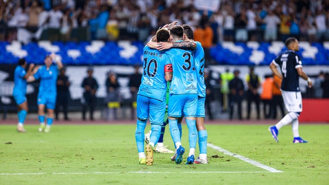 Jogadores do Santos comemoram gol contra o Remo