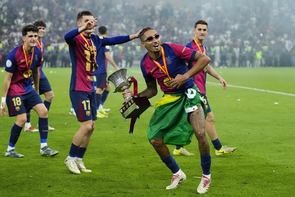 Raphinha comemora mais um título com a camisa do Barcelona — Foto: Jose Breton/Pics Action/NurPhoto via Getty Images