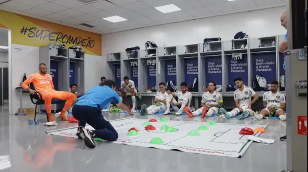 "Tapete tático" criado por Abel no vestiário do Palmeiras — Foto: Globoplay